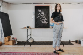 Natürliche Portraitaufnahme einer Künstlerin bei ihrer Arbeit 