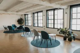 Architektur Fotografie Saarland – lichtdurchfluteter Innenraum mit reduzierter Gestaltung