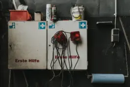 Ein Schafscherer bei seiner Arbeit - authentische Szene aus einer landwirtschaftsreportage Fotografie. 