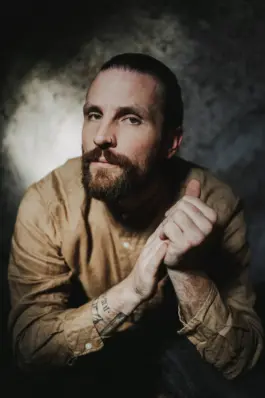 Porträt eines Mannes im natürlichen Licht - Fotografin im Saarland 