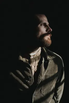 Porträt eines Mannes im natürlichen Licht - Fotografin im Saarland 