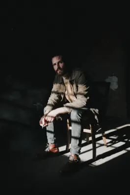 Porträt eines Mannes im natürlichen Licht - Fotografin im Saarland 