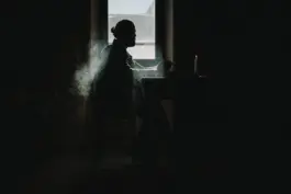 Authentisches Männerporträt mit natürlichem Hintergrund – Fotografin Saarland. 