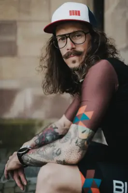 Sportliches Portrait eines Radfahrers in Fahrradbekleidung im natürlichen Licht