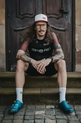 Sportliches Portrait eines Radfahrers in Fahrradbekleidung im natürlichen Licht