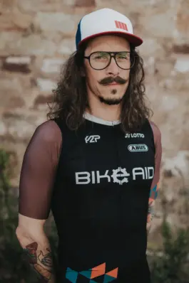 Porträt eines Radfahrers mit Rennrad während eines Outdoor-Fotoshootings