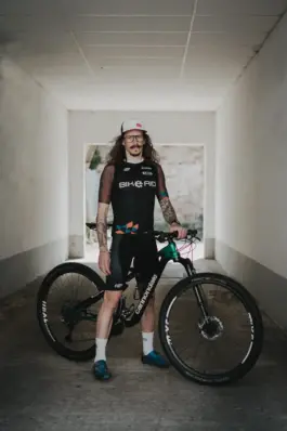 Porträt eines Radfahrers mit Rennrad während eines Outdoor-Fotoshootings 