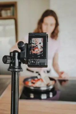 Spiegel-Portrait der Foodbloggerin Fit Green Mind im natürlichen Licht 