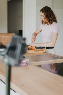 Spiegel-Portrait der Foodbloggerin Fit Green Mind im natürlichen Licht 