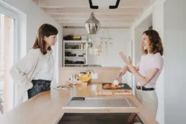 Spiegel-Portrait der Foodbloggerin Fit Green Mind im natürlichen Licht 