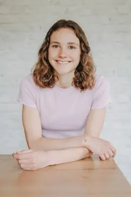 Spiegel-Portrait der Foodbloggerin Fit Green Mind im natürlichen Licht 