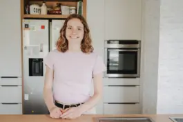 Spiegel-Portrait der Foodbloggerin Fit Green Mind im natürlichen Licht 