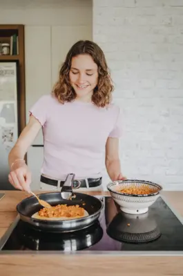Spiegel-Portrait der Foodbloggerin Fit Green Mind im natürlichen Licht 