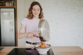 Spiegel-Portrait der Foodbloggerin Fit Green Mind im natürlichen Licht 