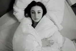 Natürliches Musikfotografie Künstlerporträt mit minimalistischem Licht